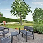 2 Bedroom Beautiful In Prázdninový dům Marcey-les-Grèves