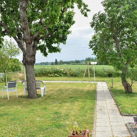 2 Bedroom Beautiful In * Marcey-les-Grèves
